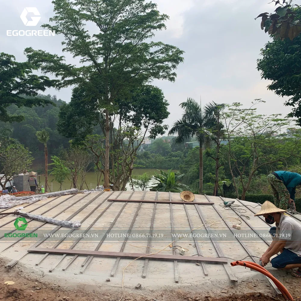 Những khoảng sân gỗ tạo không gian cho gia đình thiền, hội họp.